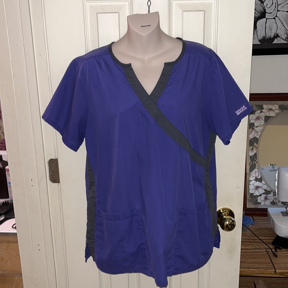 Butter-Soft Grape 🍇 Purple Scrub top from Uniform Advantage~ size Large
